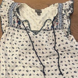 Point Sur Floral Embroidered Blouse - White and Blue